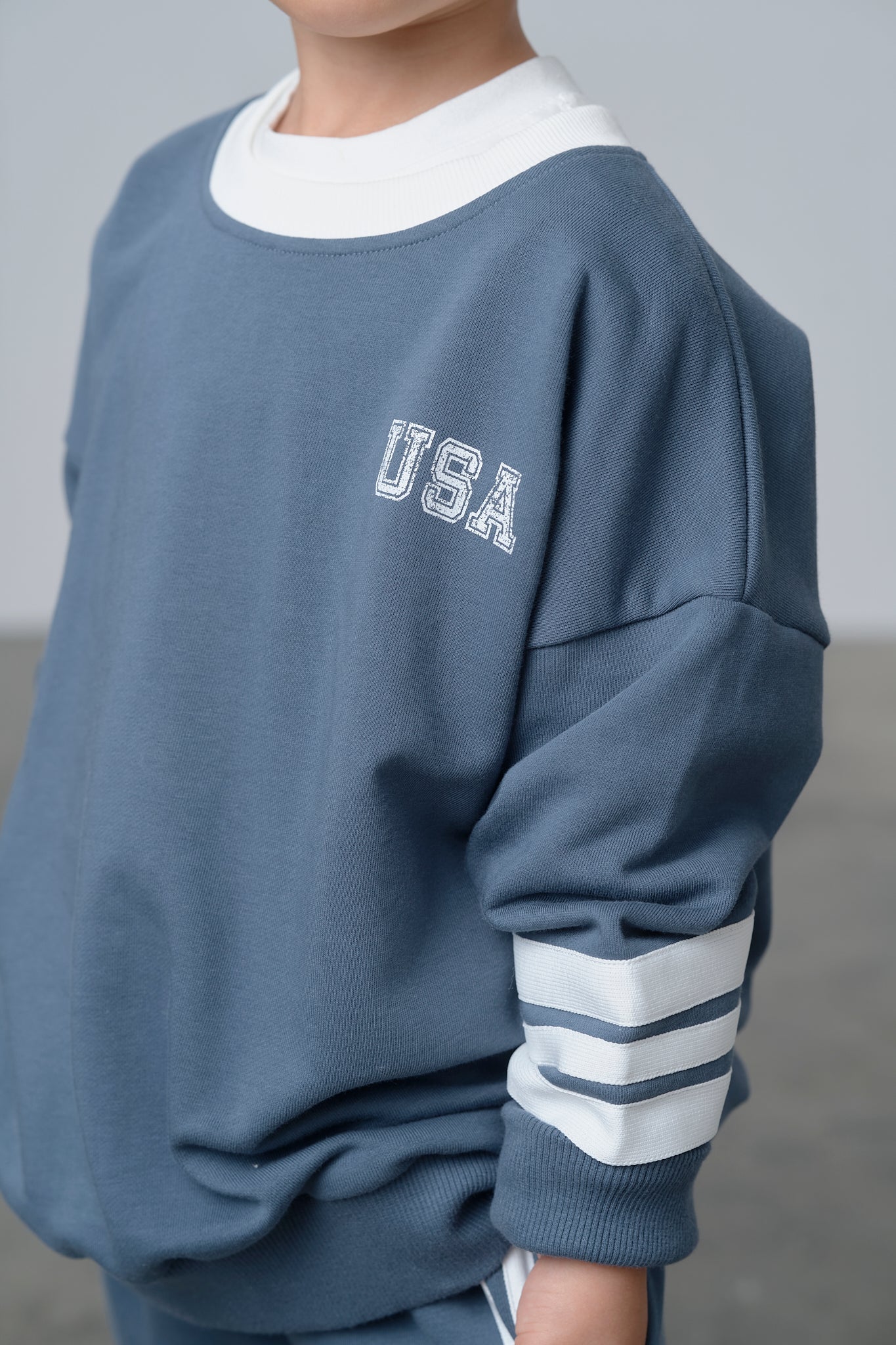 USA Lightweight Crewneck - Worn Indigo - Image 11